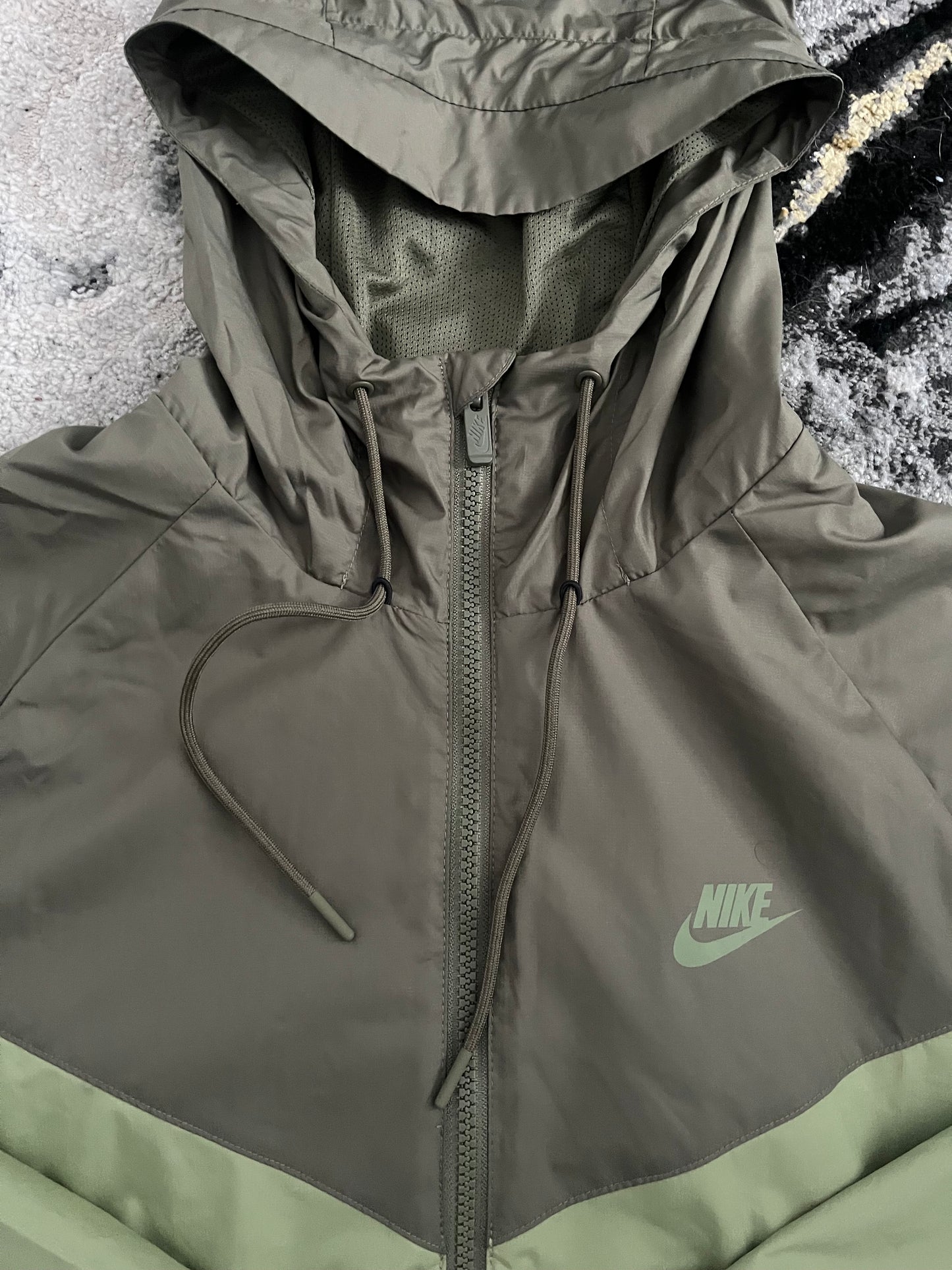 Nike Windrunner Rain Jacket in Green – Lightweight Water-Resistant Shell