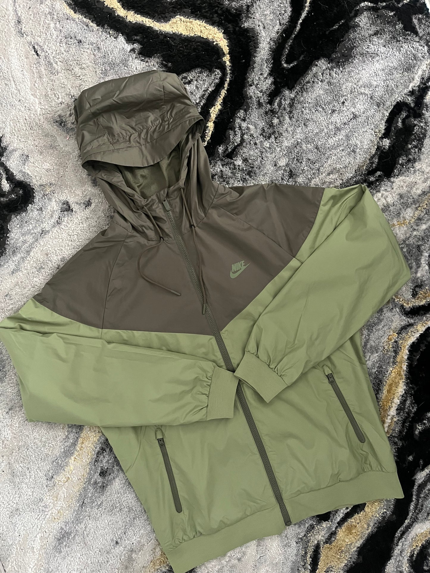 Nike Windrunner Rain Jacket in Green – Lightweight Water-Resistant Shell