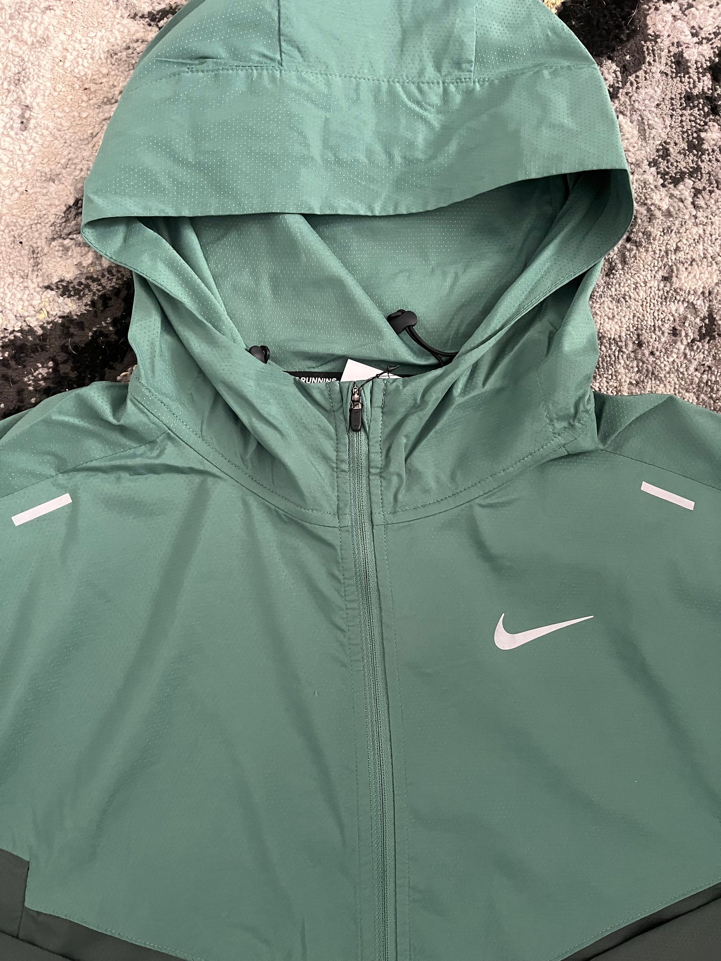 Nike Windrunner Rain Jacket in Green – Lightweight Water-Resistant Shell
