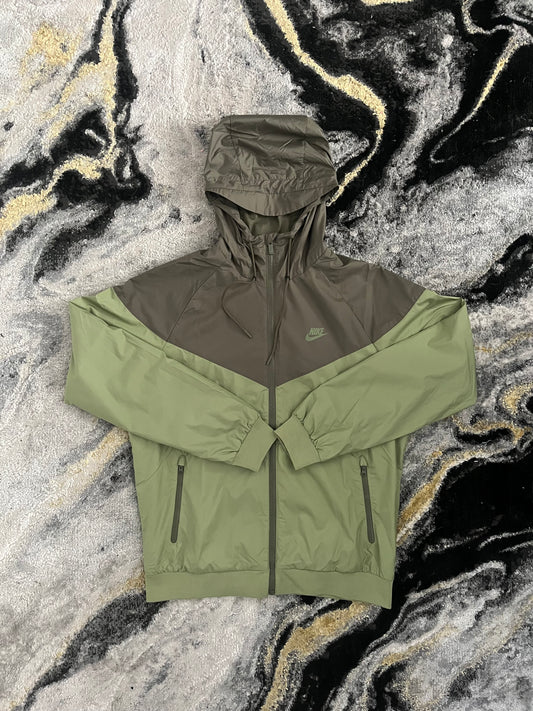 Nike Windrunner Rain Jacket in Green – Lightweight Water-Resistant Shell