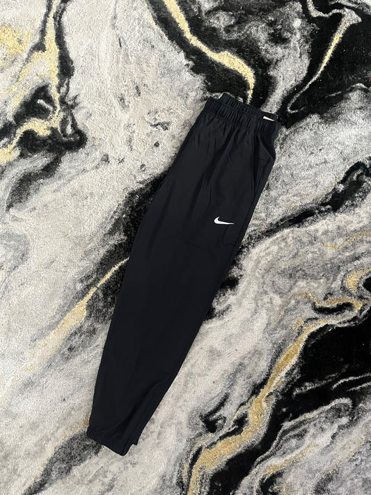 Nike Form Joggers in Black – Slim Tapered Training Pants