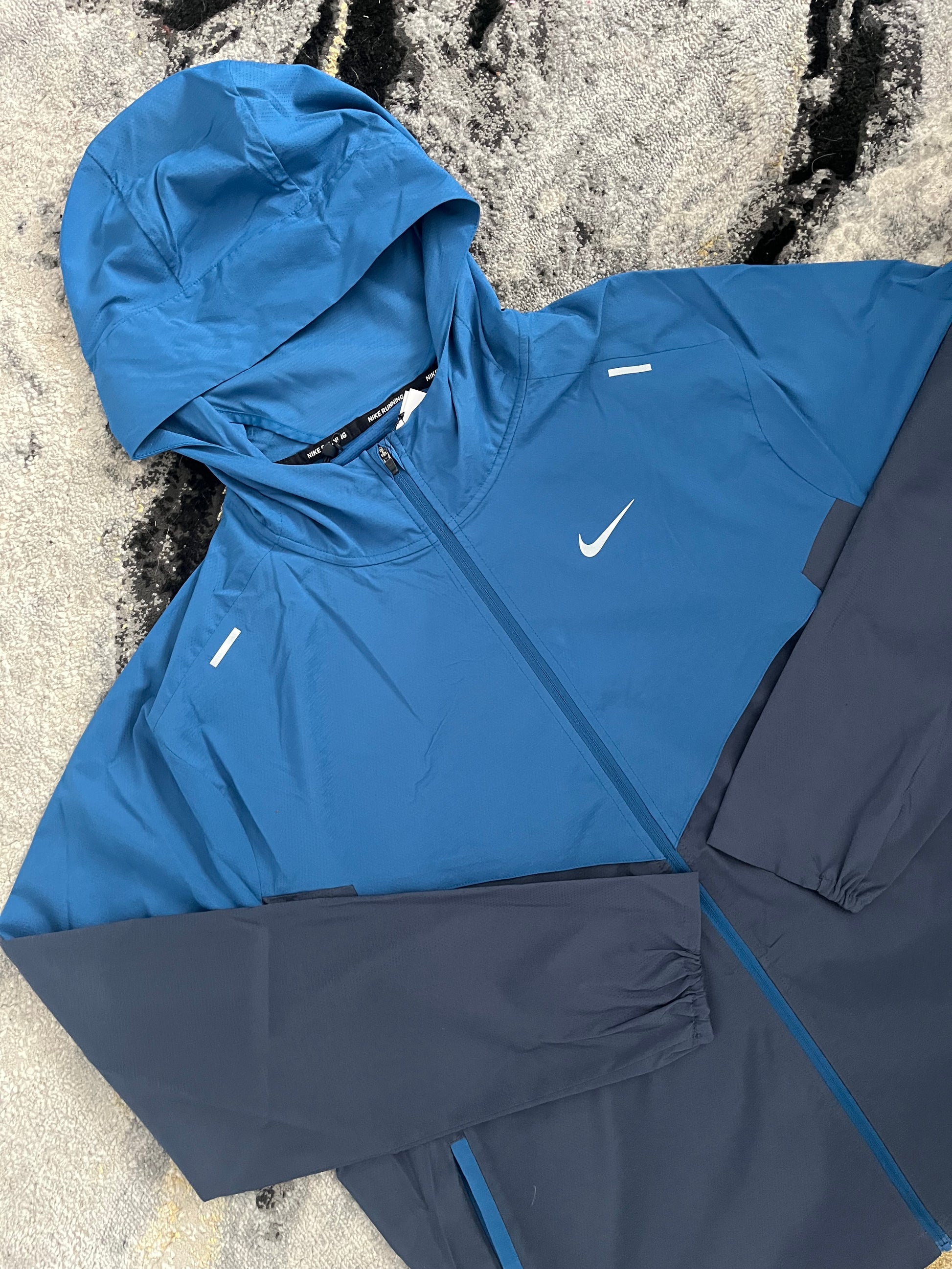 Nike Windrunner Jacket in Blue – Lightweight Hooded Windbreaker
