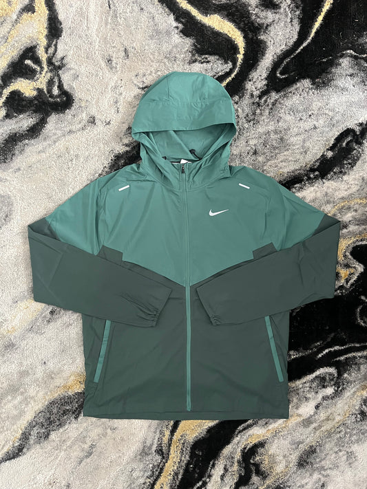 Nike Windrunner Rain Jacket in Green – Lightweight Water-Resistant Shell