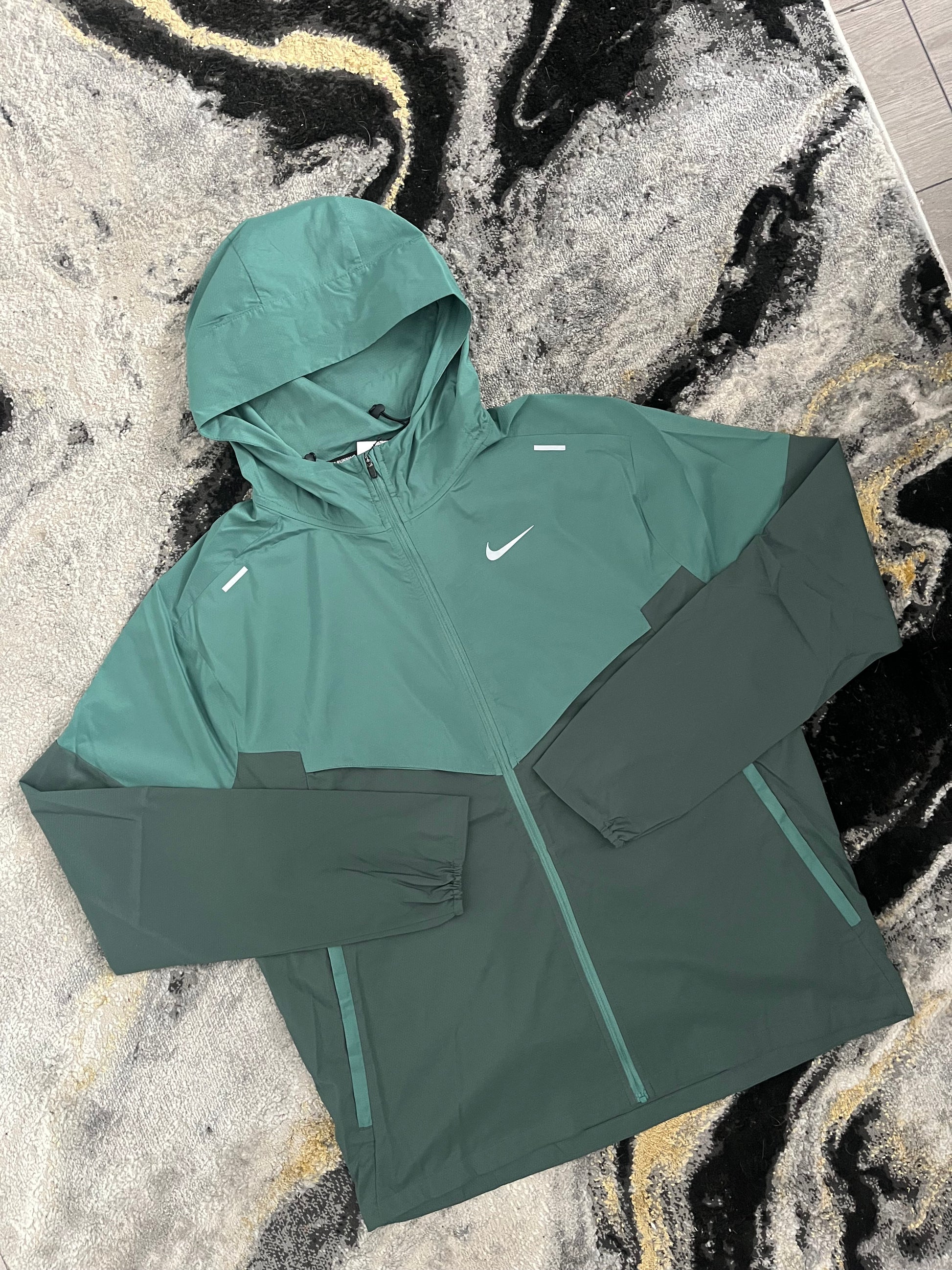 Nike Windrunner Rain Jacket in Green – Lightweight Water-Resistant Shell