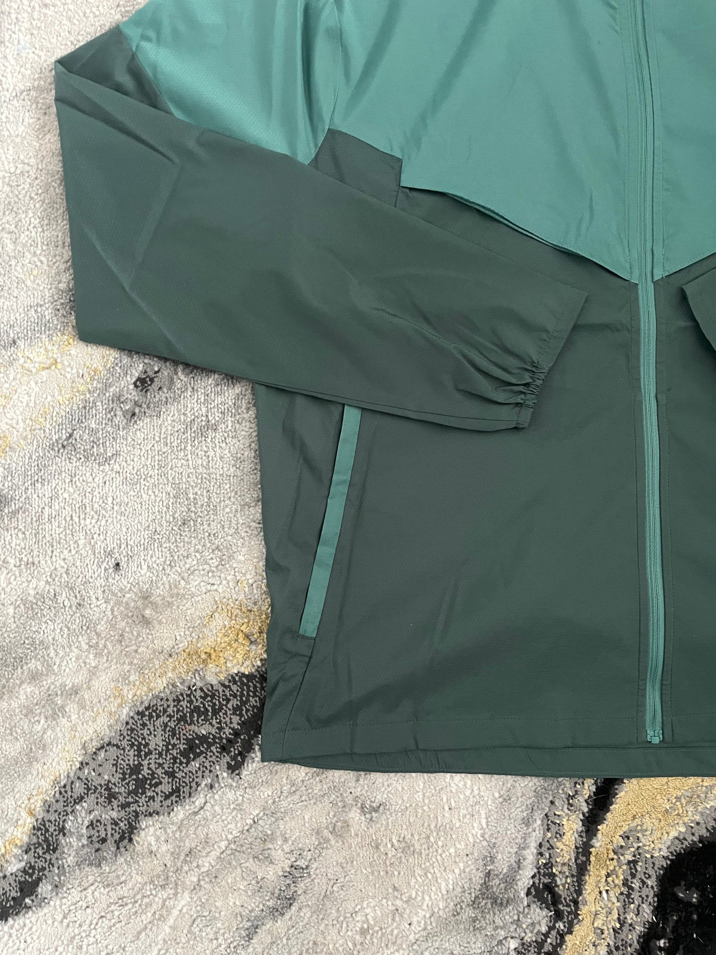 Nike Windrunner Rain Jacket in Green – Lightweight Water-Resistant Shell